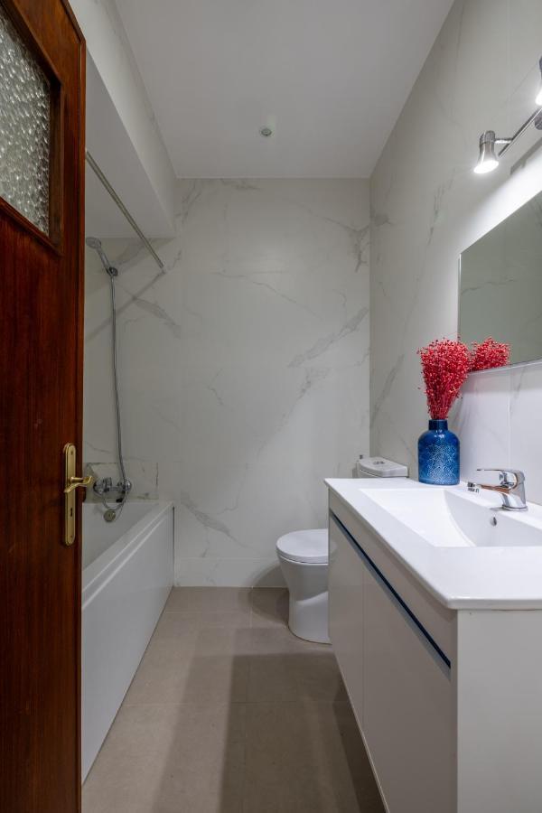 Downtown 2 Minutes By Walk To Center And Metro-Direct To Airpot T4 Apartment Porto Luaran gambar