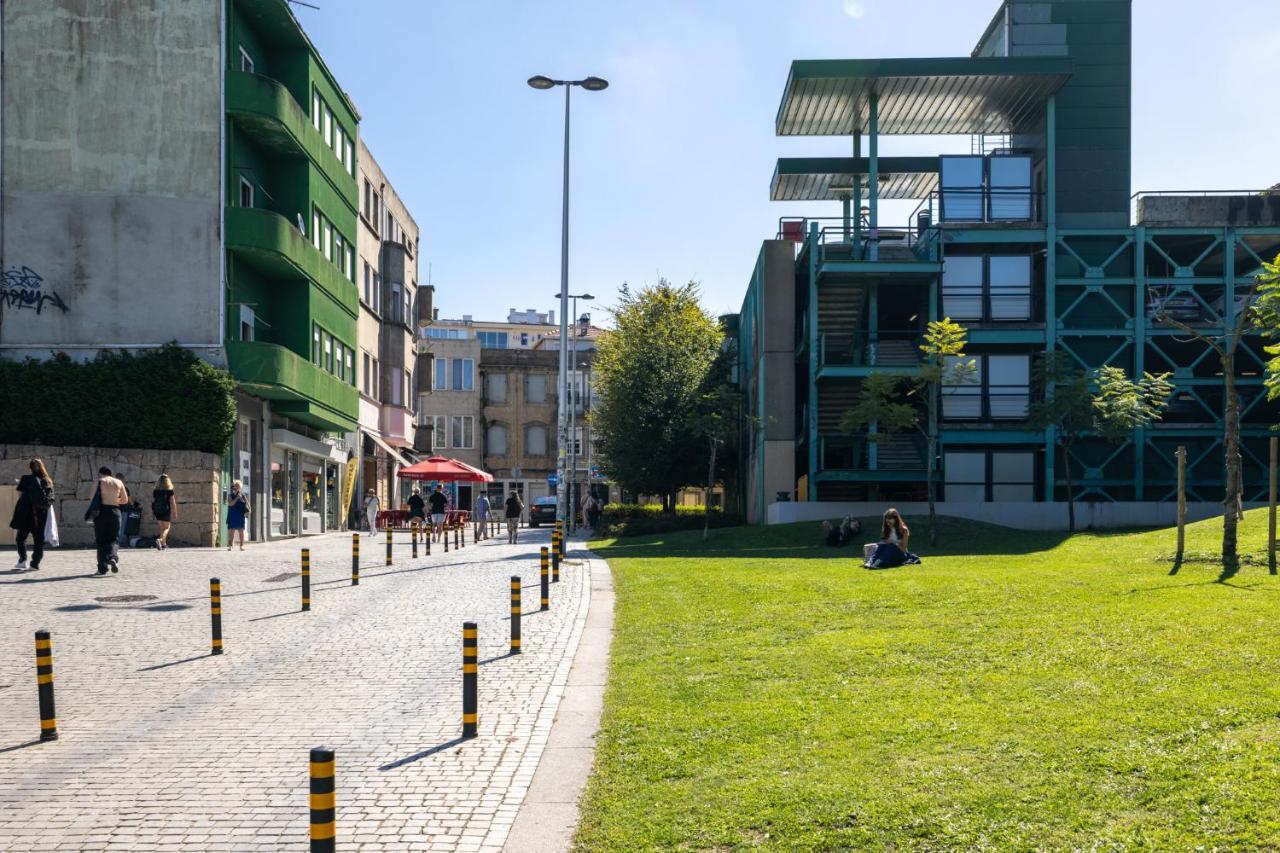 Downtown 2 Minutes By Walk To Center And Metro-Direct To Airpot T4 Apartment Porto Luaran gambar