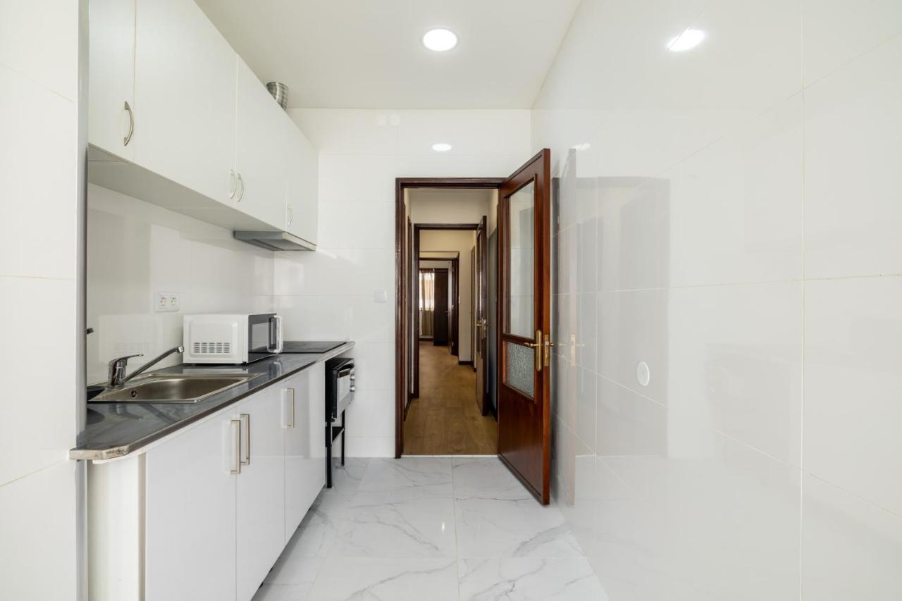 Downtown 2 Minutes By Walk To Center And Metro-Direct To Airpot T4 Apartment Porto Luaran gambar
