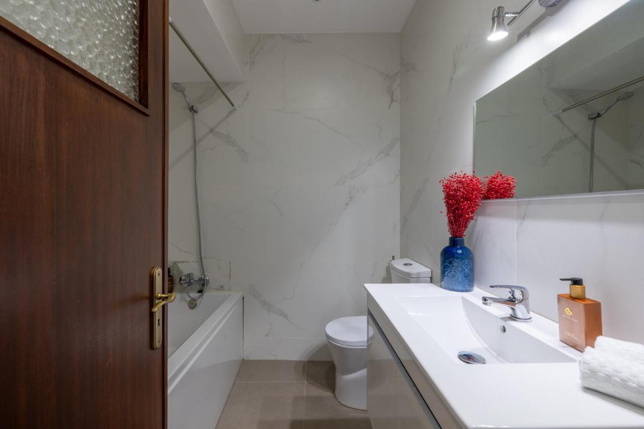Downtown 2 Minutes By Walk To Center And Metro-Direct To Airpot T4 Apartment Porto Luaran gambar