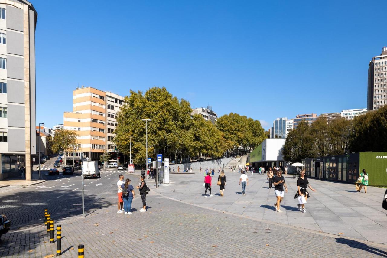 Downtown 2 Minutes By Walk To Center And Metro-Direct To Airpot T4 Apartment Porto Luaran gambar
