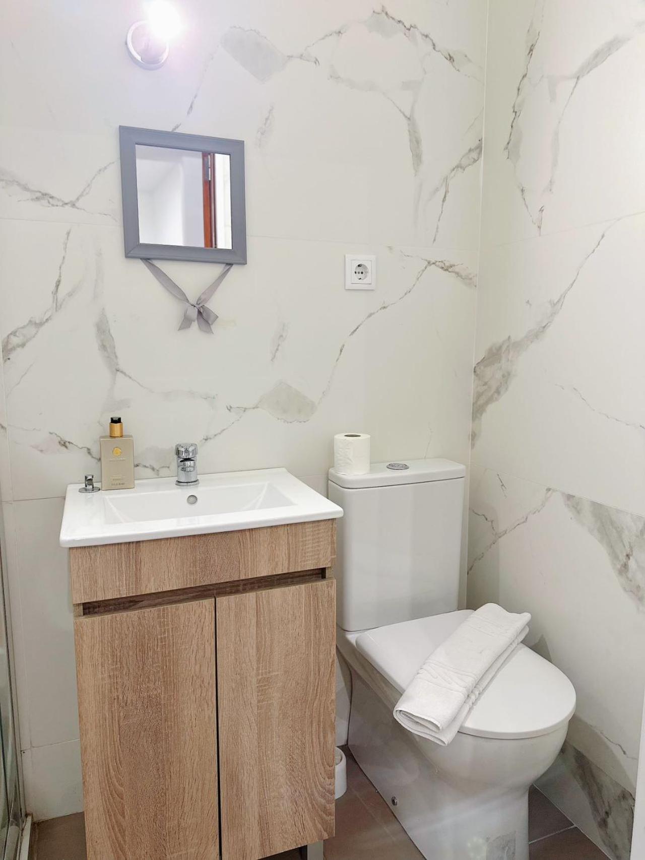 Downtown 2 Minutes By Walk To Center And Metro-Direct To Airpot T4 Apartment Porto Luaran gambar