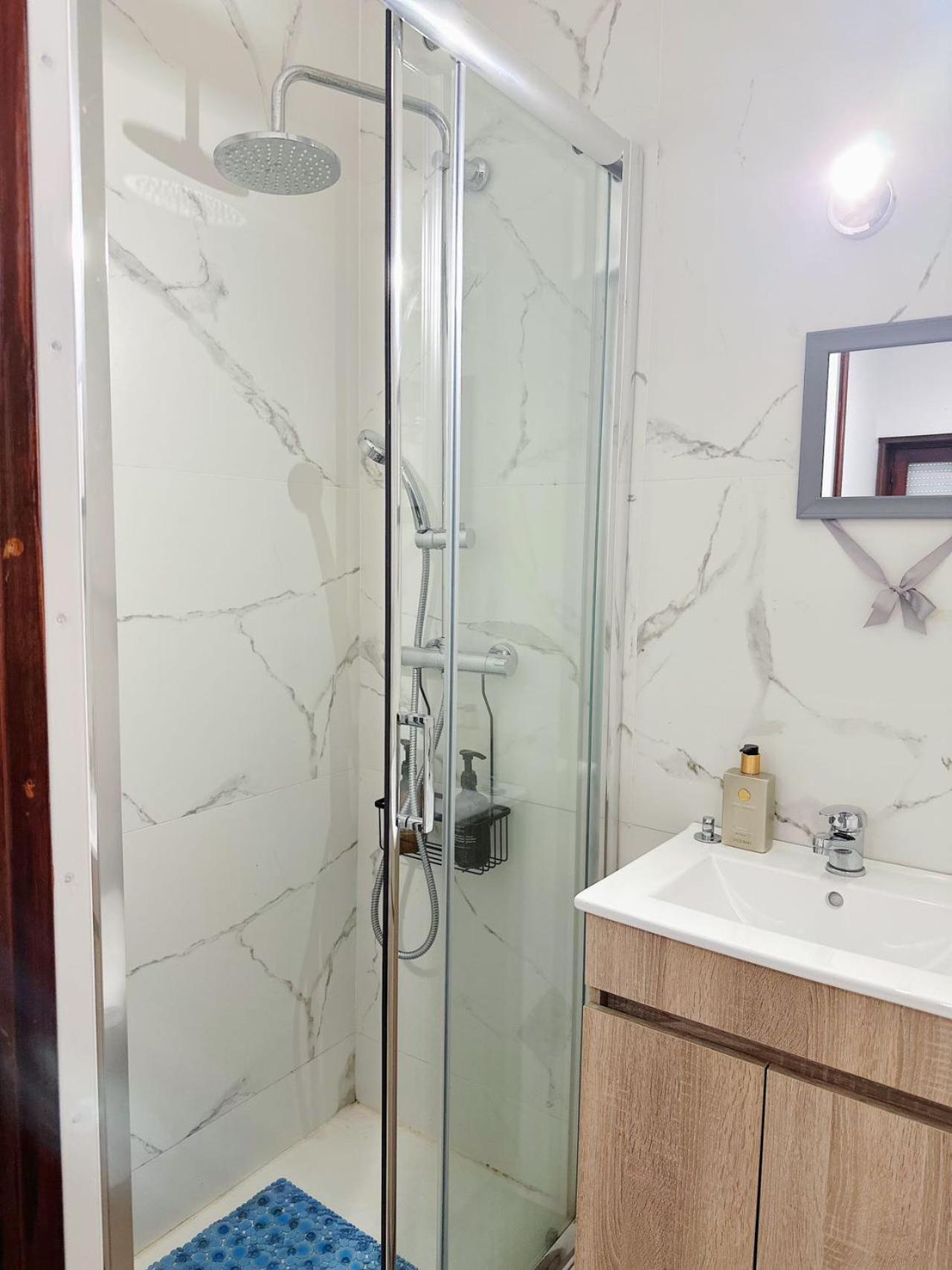 Downtown 2 Minutes By Walk To Center And Metro-Direct To Airpot T4 Apartment Porto Luaran gambar