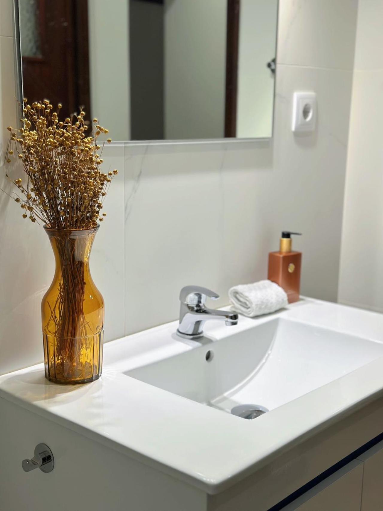 Downtown 2 Minutes By Walk To Center And Metro-Direct To Airpot T4 Apartment Porto Luaran gambar