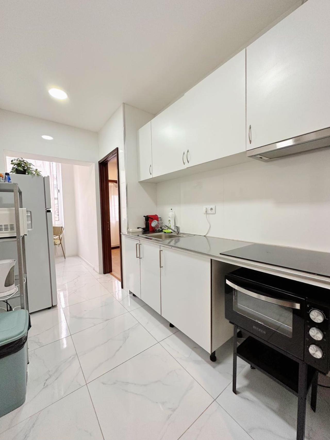 Downtown 2 Minutes By Walk To Center And Metro-Direct To Airpot T4 Apartment Porto Luaran gambar