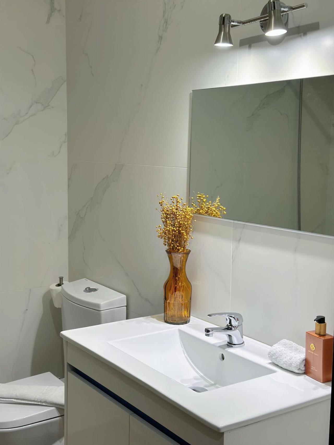 Downtown 2 Minutes By Walk To Center And Metro-Direct To Airpot T4 Apartment Porto Luaran gambar